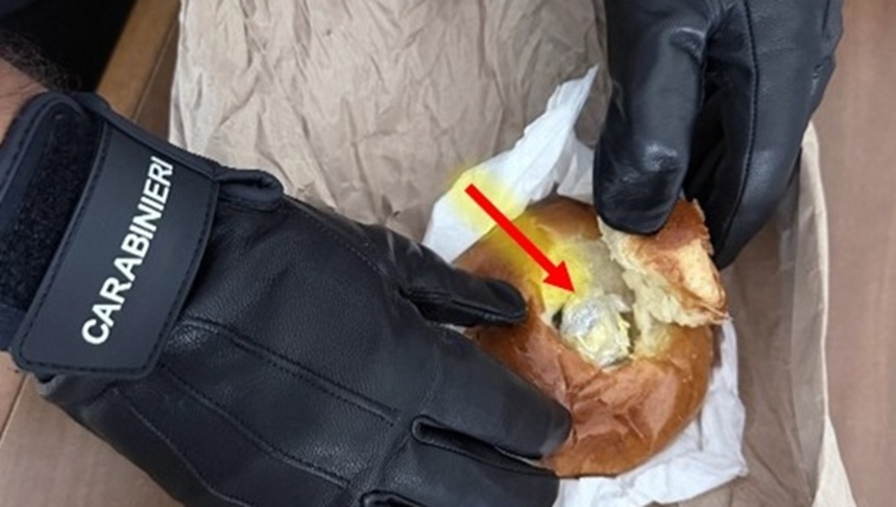 Cocaina nascosta nella brioche per un degente: 39enne arrestata al Policlinico di Messina