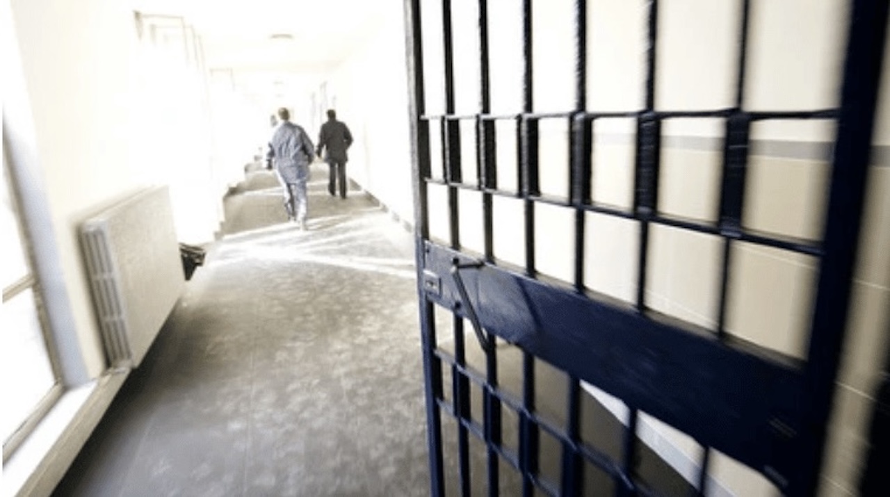 Carceri siciliane al collasso, l’allarme dei Garanti: “Situazione drammatica, un bimbo di 18 mesi dietro le sbarre”