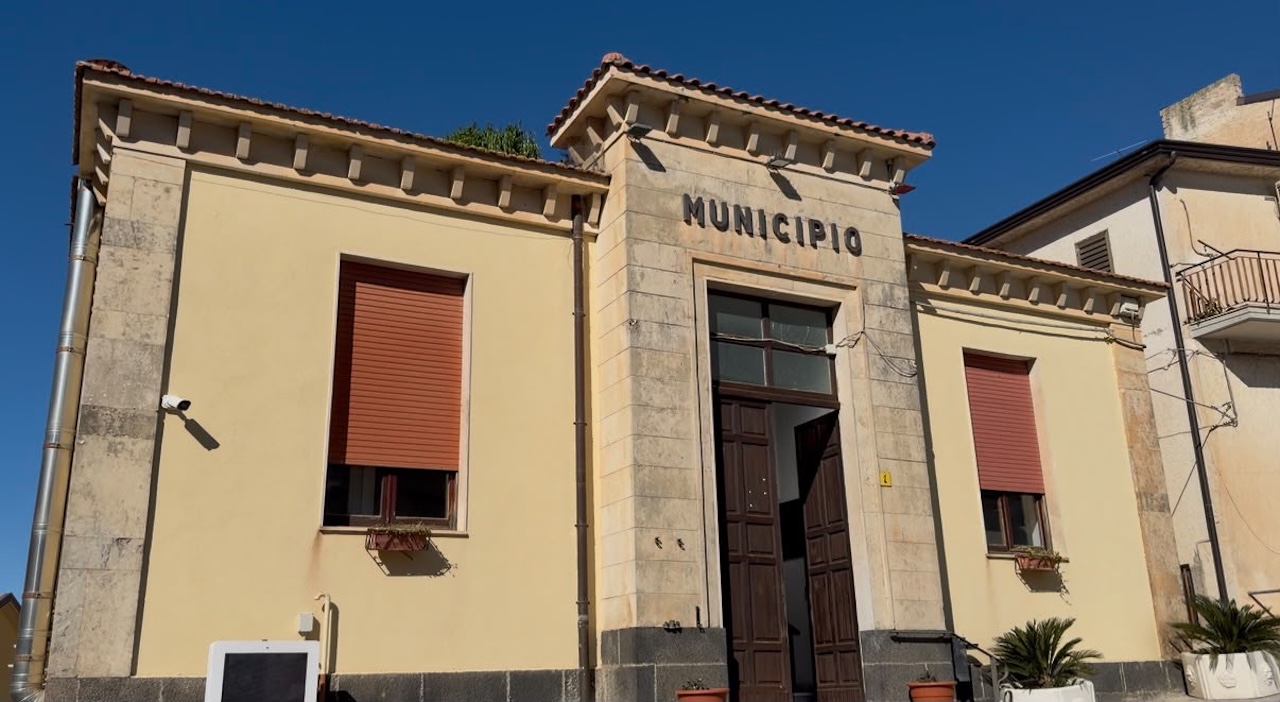 Sciolto il Consiglio comunale di Castel Di Iudica. Il sindaco “Un atto doloroso ma necessario”