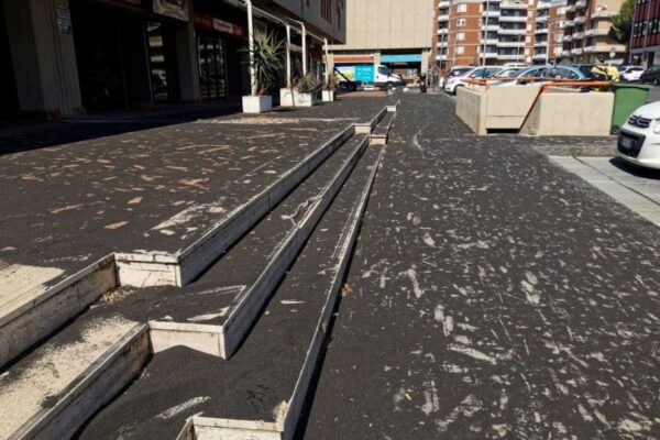 Catania, via la cenere dell’Etna dalle strade: potenziato lo spazzamento, ecco dove conferire i sacchetti