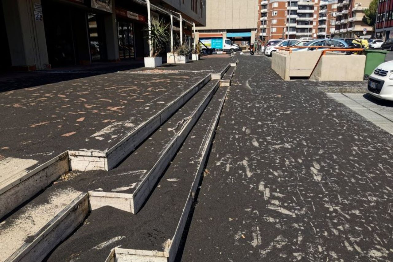 Catania, via la cenere dell’Etna dalle strade: potenziato lo spazzamento, ecco dove conferire i sacchetti