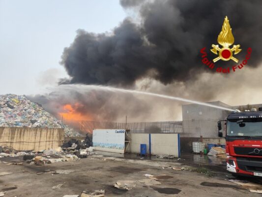 Vasto incendio nella zona industriale di Catania, fiamme in una ditta di materiale plastico