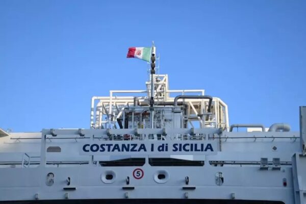 Costanza I di Sicilia, scontro sull’attracco a Lampedusa. Mannino e Aricò: “Il servizio è regolare, nessun problema”