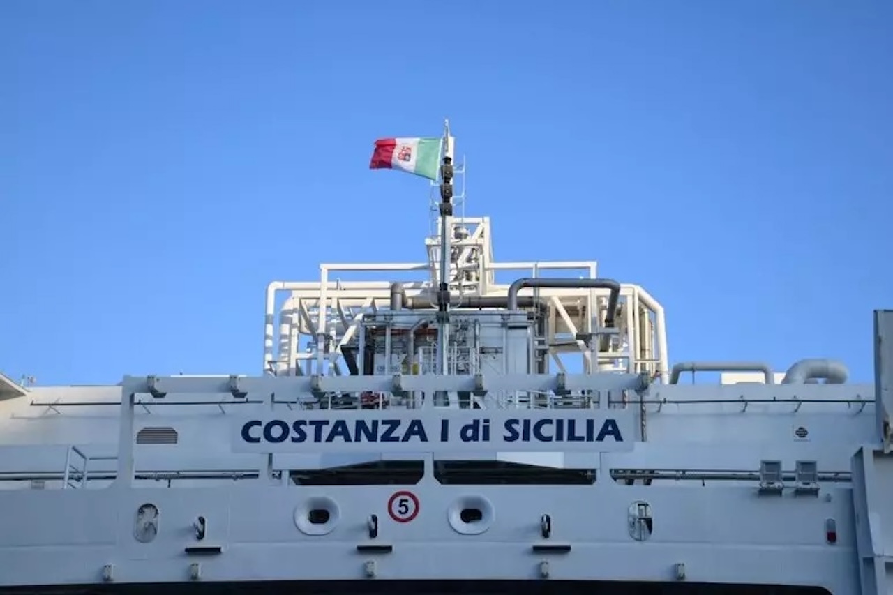 Costanza I di Sicilia, scontro sull’attracco a Lampedusa. Mannino e Aricò: “Il servizio è regolare, nessun problema”