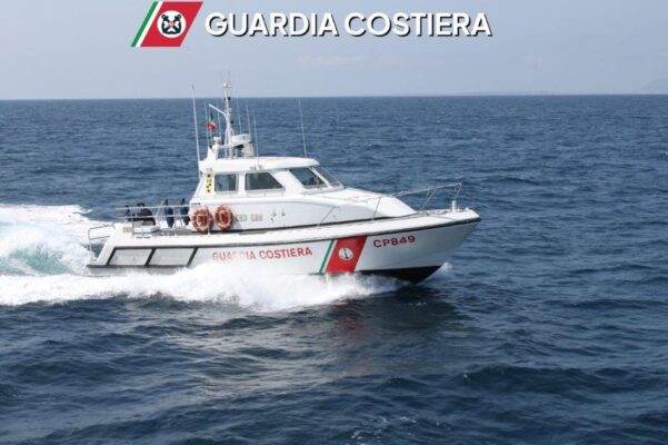 Castellammare del Golfo, imbarcazione affonda al largo di Cala Bianca: 5 persone soccorse