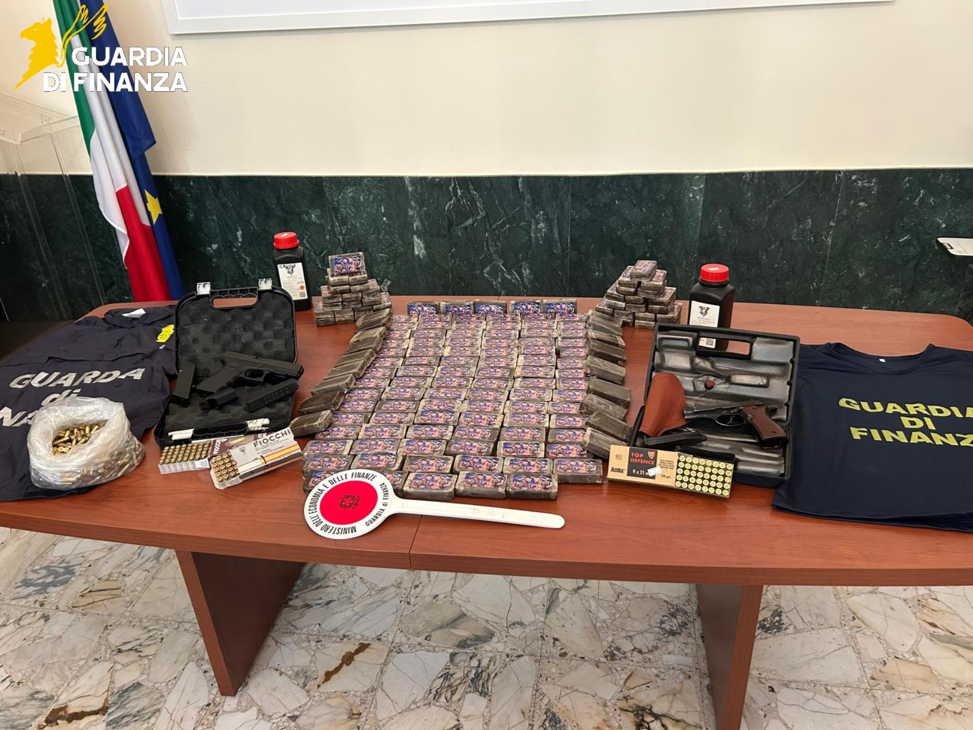 Ragusa, 12,8 chili di hashish nascosti in auto: un arresto. Nelle indagini spuntano anche pistole e 500 munizioni