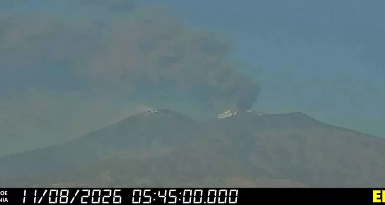 Etna, nuova bocca eruttiva e cenere dalla Voragine: stop agli arrivi all’aeroporto di Catania fino alle 19
