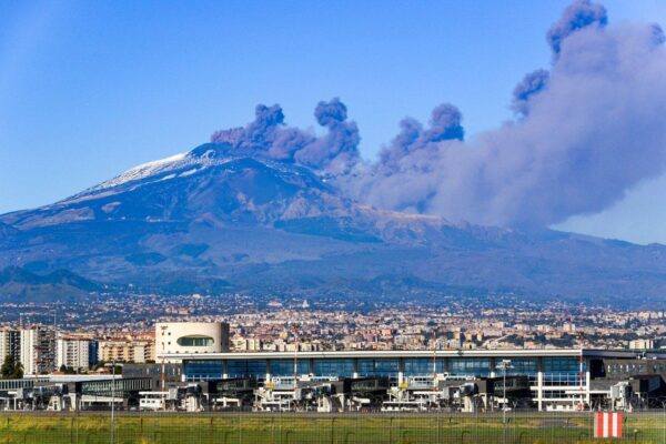 Cenere dell’Etna e caos voli, CNA Sicilia: “Serve un piano strategico per tutti gli aeroporti dell’Isola”