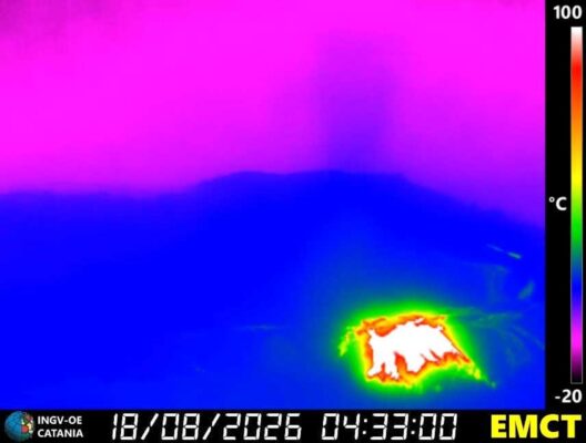 Etna, attività esplosiva e cenere verso una nuova tregua: la colata lavica resta attiva