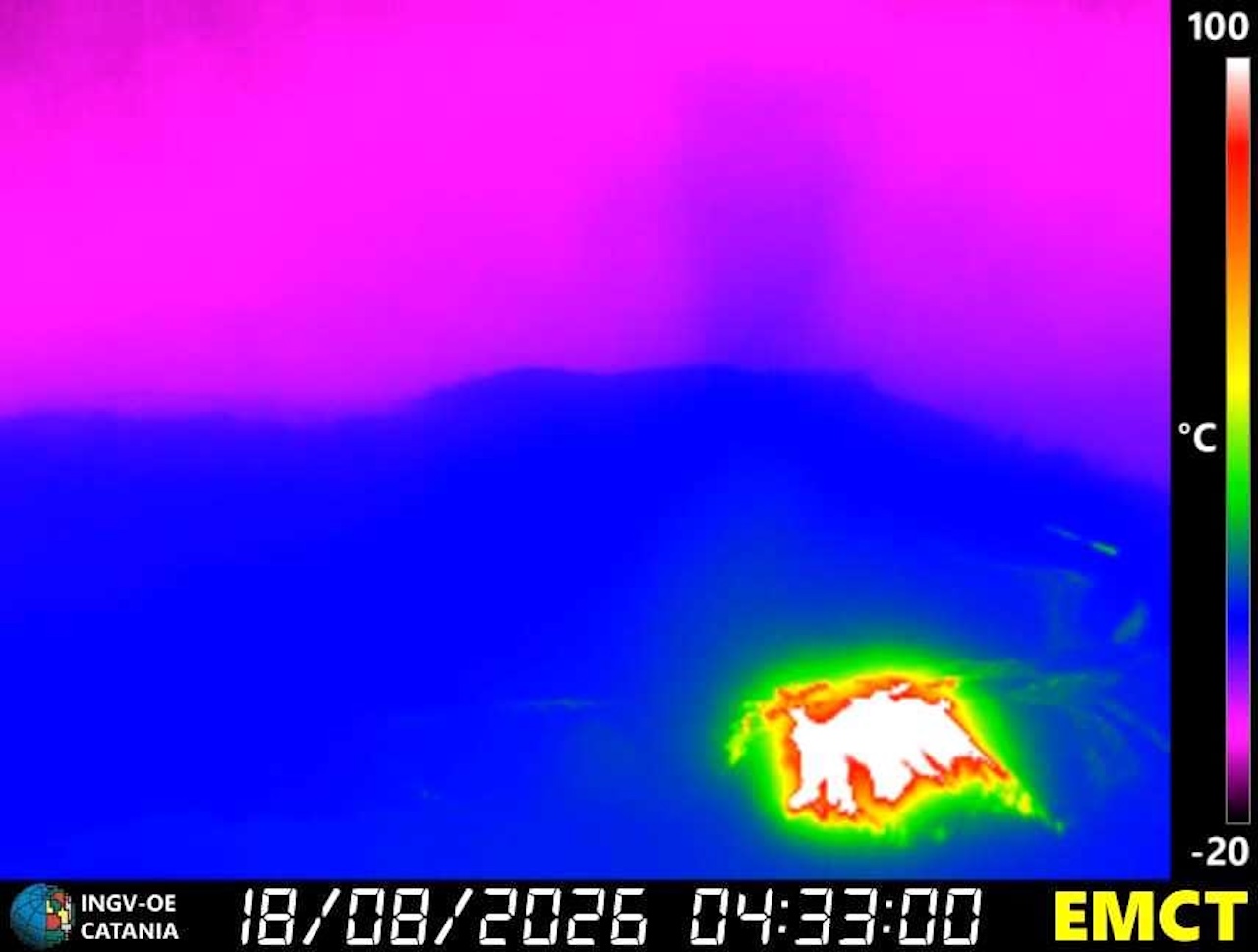 Etna, attività esplosiva e cenere verso una nuova tregua: la colata lavica resta attiva