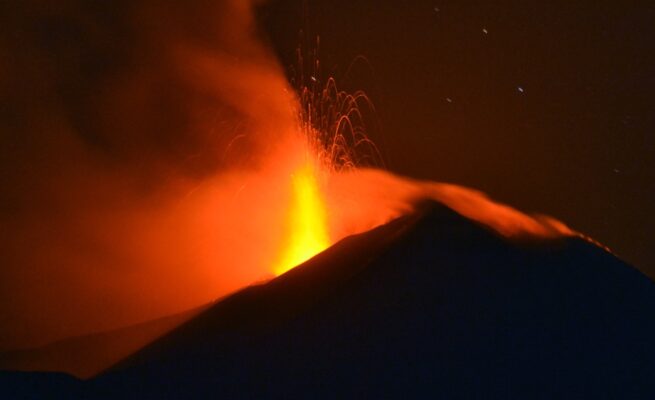 Etna, nuova fase parossistica con fontane di lava. Disagi al traffico aereo: tre voli da Catania dirottati