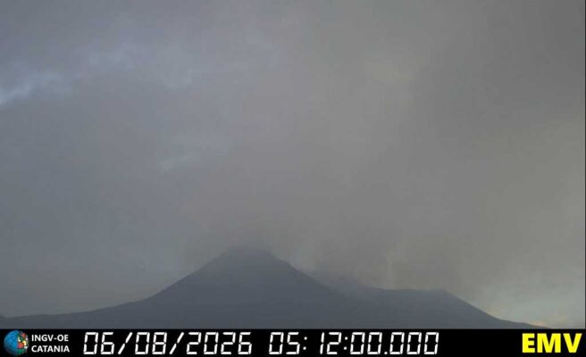 Etna, nuova esplosione alla Voragine: riprende l’attività stromboliana con emissione di cenere
