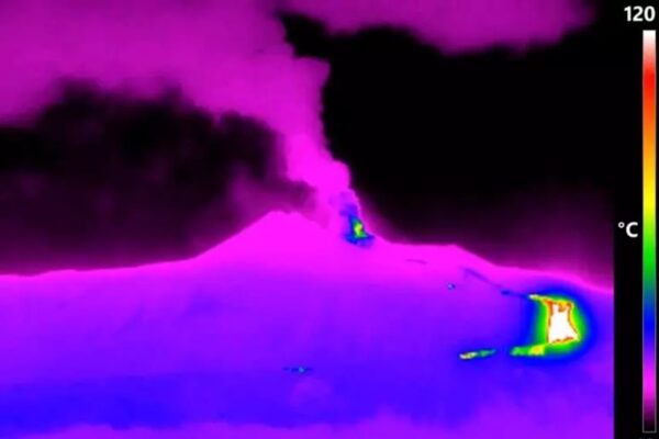 Etna, esplosioni e colate ad alta quota: aeroporto di Catania verso la normalità