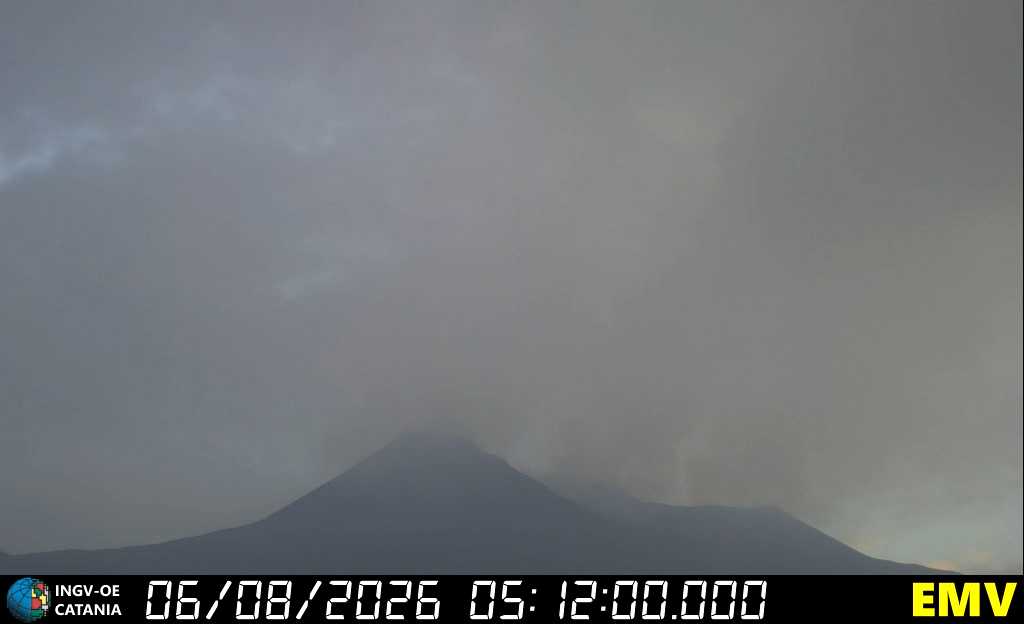 Etna, nuova esplosione alla Voragine: riprende l’attività stromboliana con emissione di cenere