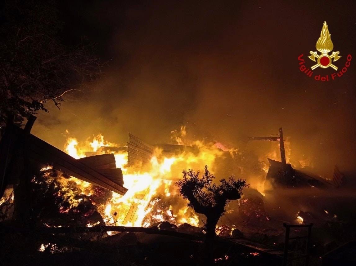 Incendio in un fienile nel Catanese, vigili del fuoco in azione nella notte