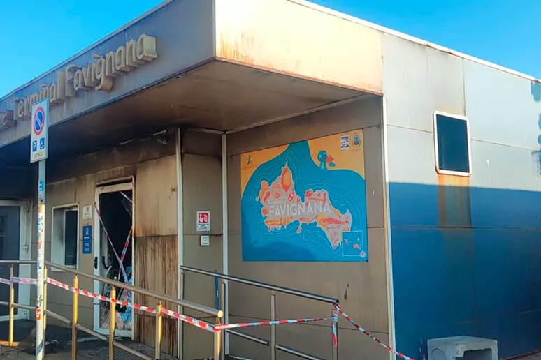 Incendio al porto di Favignana, distrutto il welcome terminal: sala d’attesa inagibile