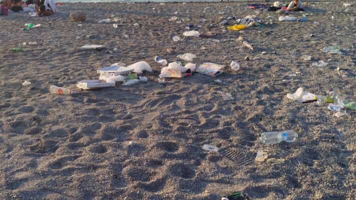 Spiagge inondate di immondizia in seguito alla notte di San Lorenzo. La condizione indecorosa in cui versa l’ambiente è causa nostra
