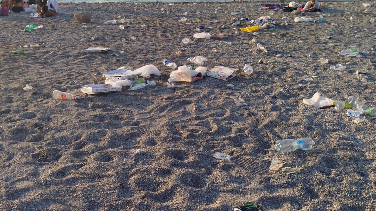 Spiagge inondate di immondizia in seguito alla notte di San Lorenzo. La condizione indecorosa in cui versa l’ambiente è causa nostra