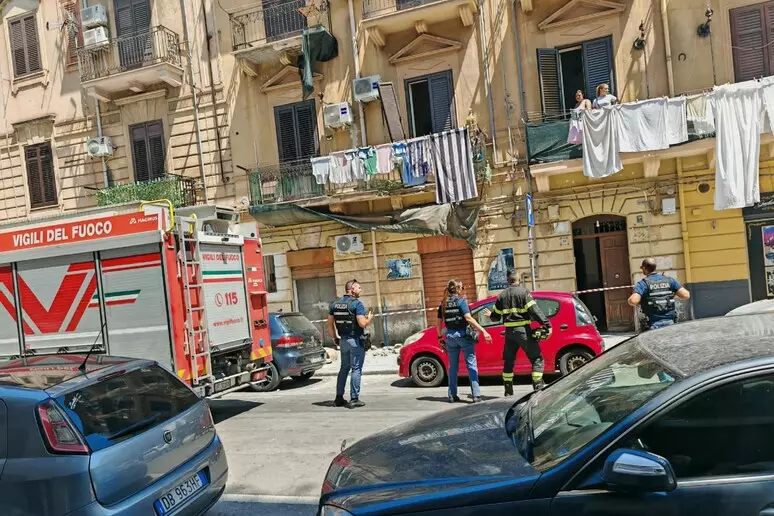 Crolla un balcone a Palermo: grave una donna di 56 anni