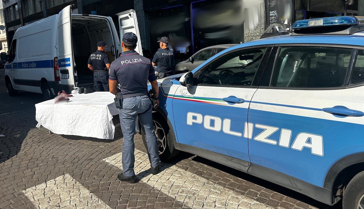 Controlli a tappeto alla Fiera di Catania: sequestrati centinaia di capi e accessori venduti abusivamente