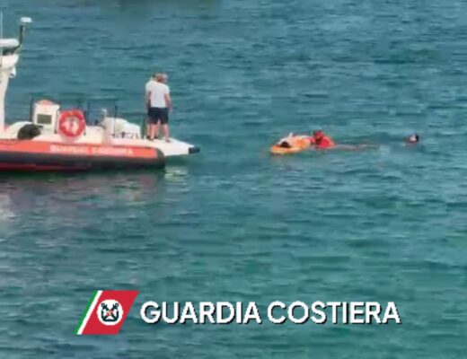 Siracusa, 22enne accusa un malore in mare: soccorsa dalla Guardia Costiera