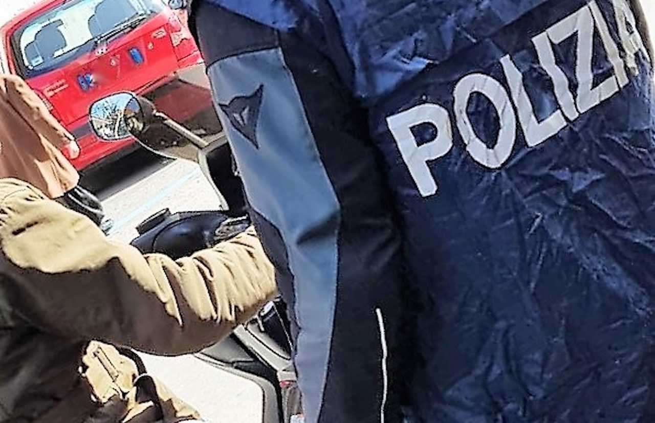 Palermo, spaccio di cocaina tra le strade della Cala: 44enne arrestato dopo un rocambolesco inseguimento