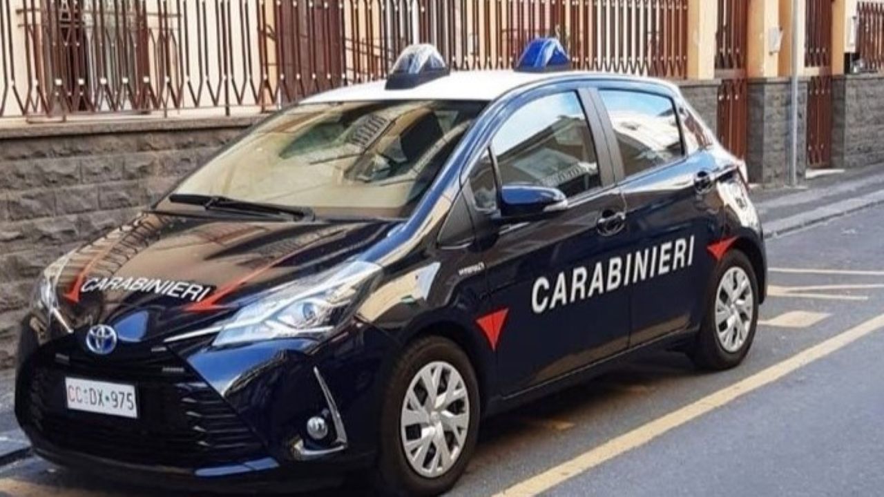 Le violenze domestiche svelate da un video: arrestata 34enne per maltrattamenti ai figli