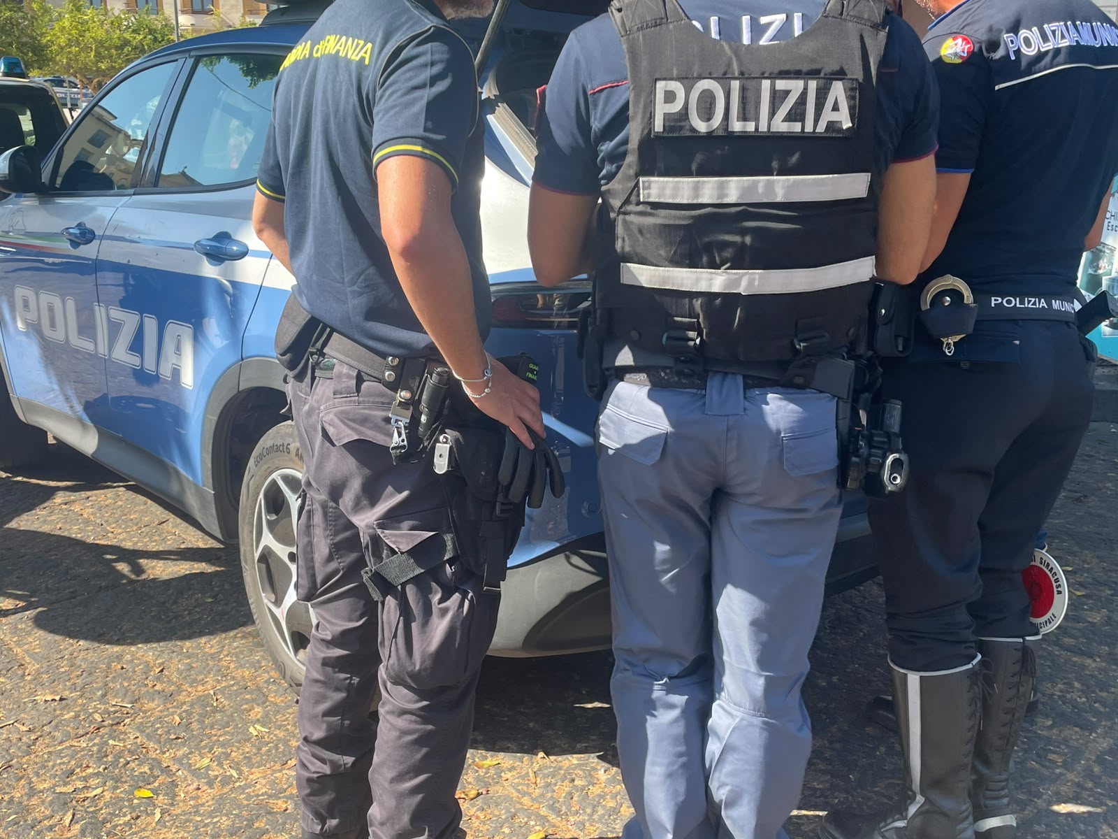 Siracusa, controlli straordinari a Ortigia: rimossi cartelloni e bancarelle abusive
