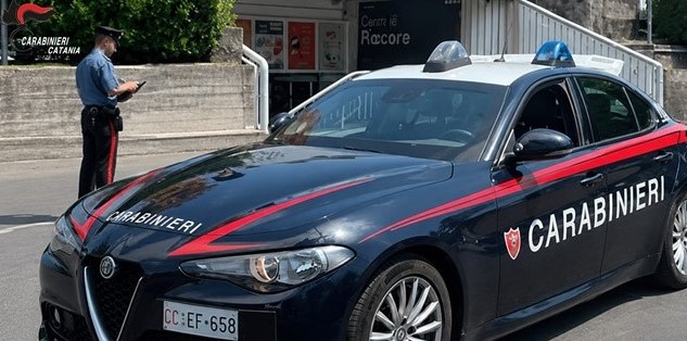 Aci Catena, gli sparisce il costoso iPhone mentre fa la spesa: i carabinieri lo ritrovano a casa di una donna