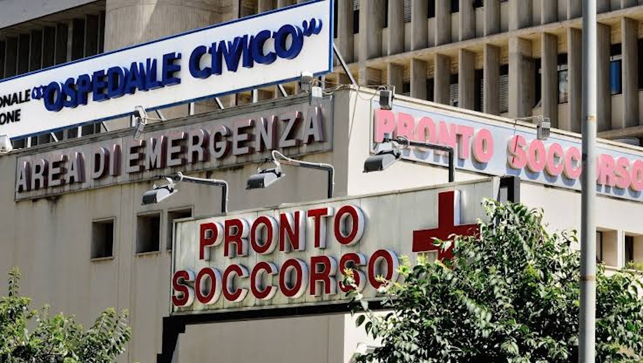 Insiste per essere ricoverato fino ad aggredire un infermiere: caos al Civico