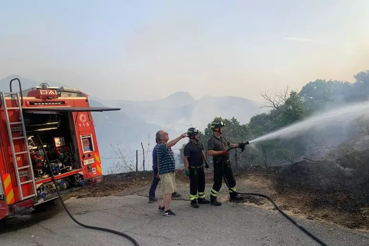 Incendi nel Messinese, fiamme ancora attive tra Castelmola e Taormina: case minacciate