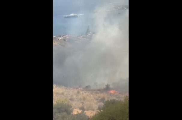 Incendio a Taormina, chiusa l’A18 Messina-Catania: fiamme minacciano una decina di abitazioni