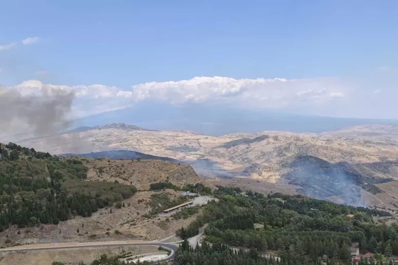 Inferno di fuoco a Troina, fiamme minacciano case e struttura dell’Oasi: in azione Canadair ed elicotteri