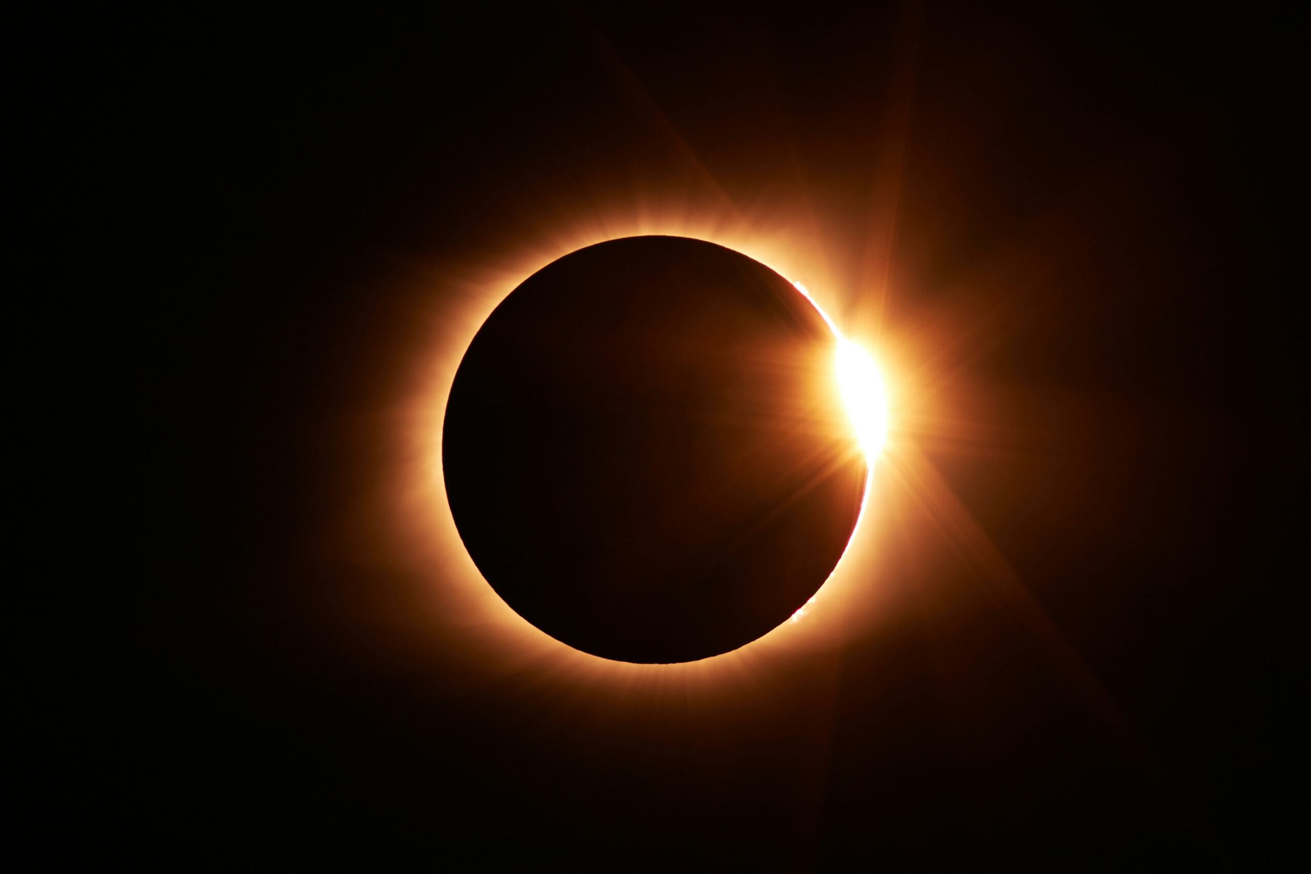 Eclissi solare 2026, nel tardo pomeriggio il fenomeno astronomico più atteso dell’estate: orario, visibilità e consigli utili