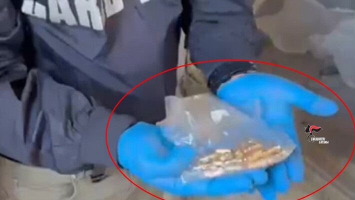 Smantellata base di spaccio a Catania: rinvenuti a San Cristoforo oltre 1 kg di cocaina e diverse munizioni
