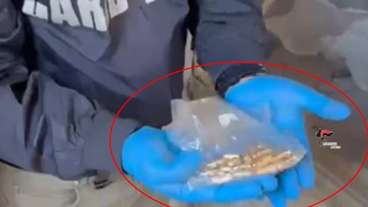 Smantellata base di spaccio a Catania: rinvenuti a San Cristoforo oltre 1 kg di cocaina e diverse munizioni
