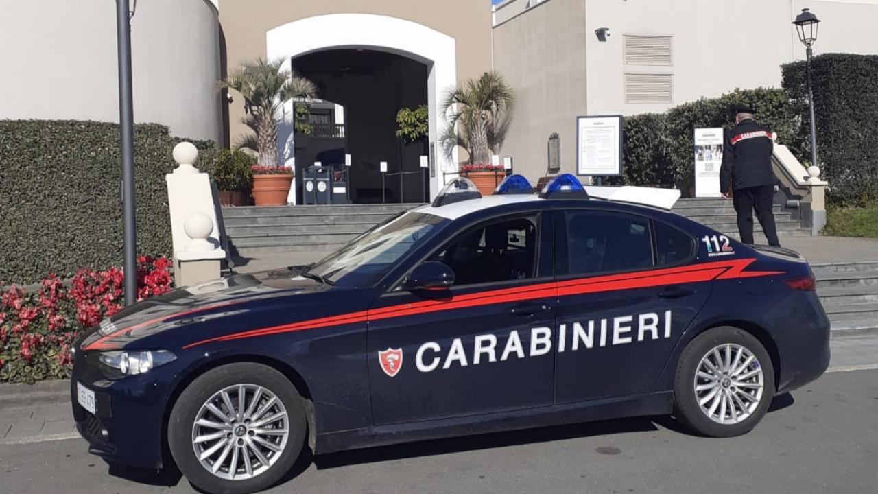 Furti nel parcheggio del “Sicilia Outlet Village”: beccata una banda di ladri