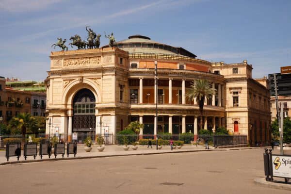 Truffa in pieno centro a Palermo, pensionato 79enne raggirato da una banda di malviventi a pochi passi dal Politeama: rubati soldi e gioielli