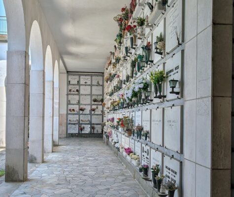 Scoperta shock al cimitero di Marsala, ritrovate ossa umane nel bidone dell’immondizia