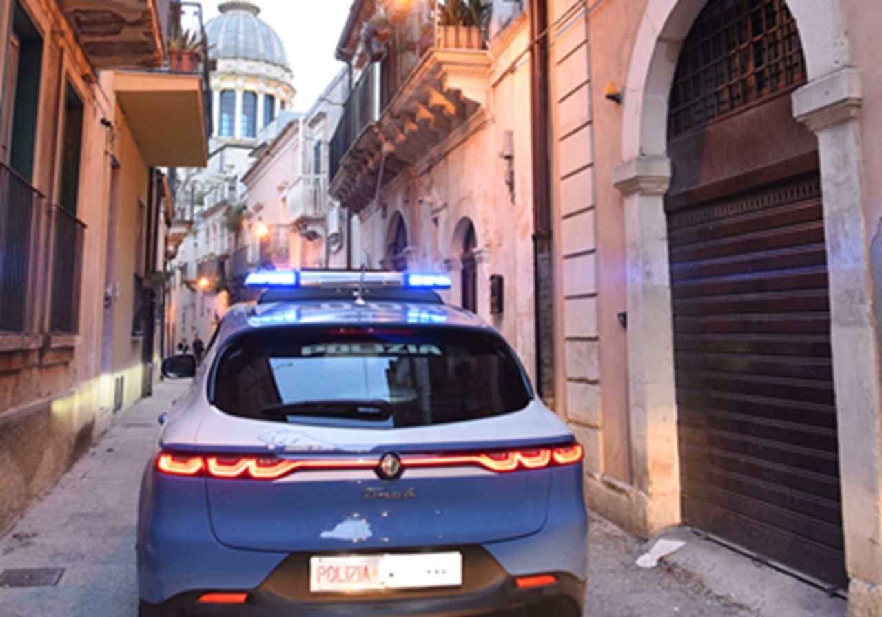 Ragusa, scatta la sorveglianza speciale per un 59enne: braccialetto elettronico e divieto di avvicinamento