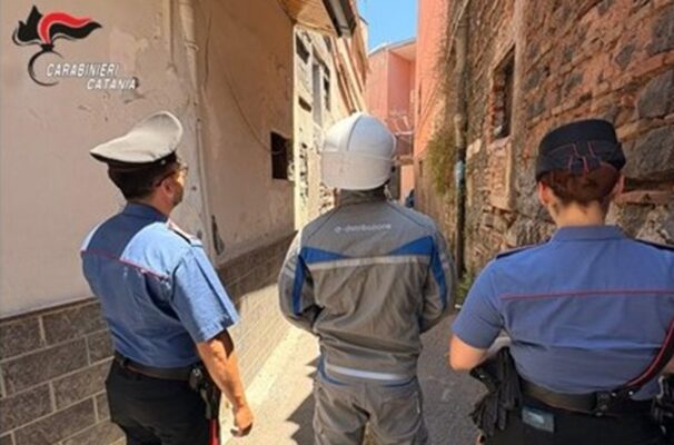 Catania, corrente elettrica “gratis” nelle abitazioni: scoperti due allacci abusivi, raffica di multe