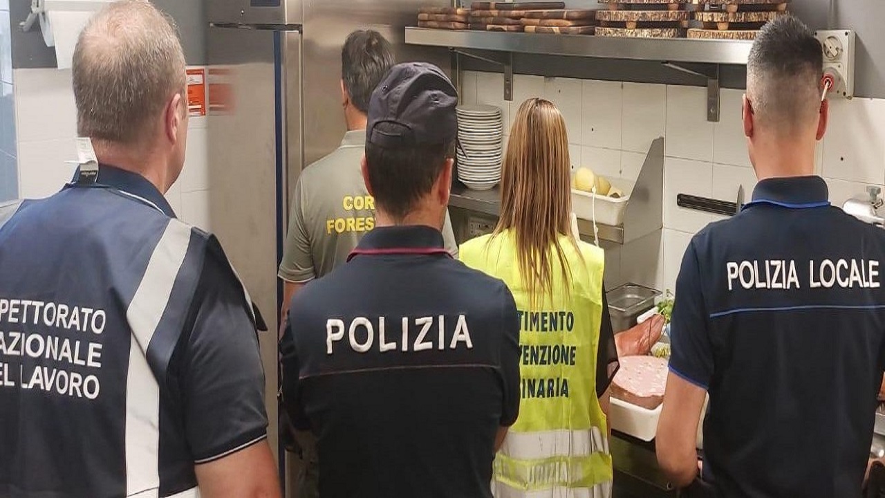 Sotto il mirino due locali del centro storico catanese: sanzioni da oltre 50mila euro per un ristorante di piazza Verga