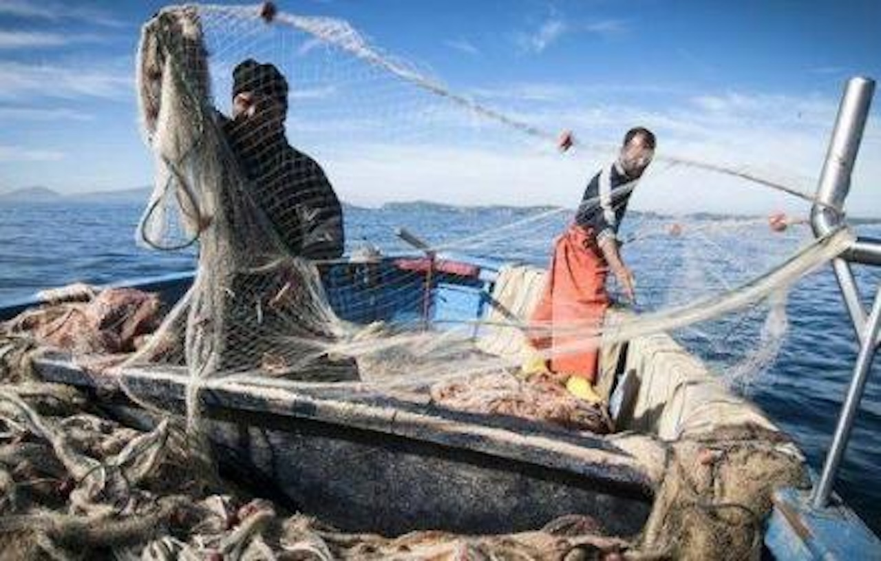 Lampedusa, resti di barconi finiscono ancora nelle reti dei pescatori: “Non possiamo pescare barche invece di pesci”