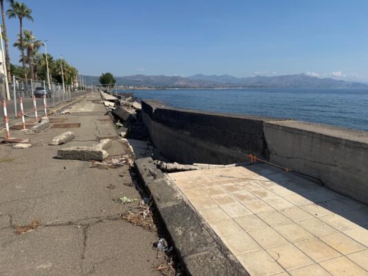 Riposto, lungomare ancora ferito dopo il ciclone Harry. Primavera: “Subito i lavori di messa in sicurezza”