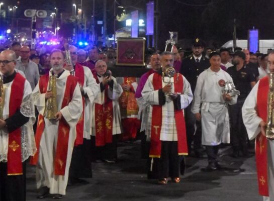 Sant’Agata, le Reliquie rientrano da Aci Castello: il pellegrinaggio all’alba verso la Cattedrale