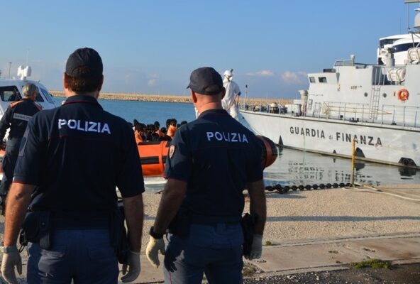 Pozzallo, sbarcano 25 migranti: fermati due presunti scafisti egiziani