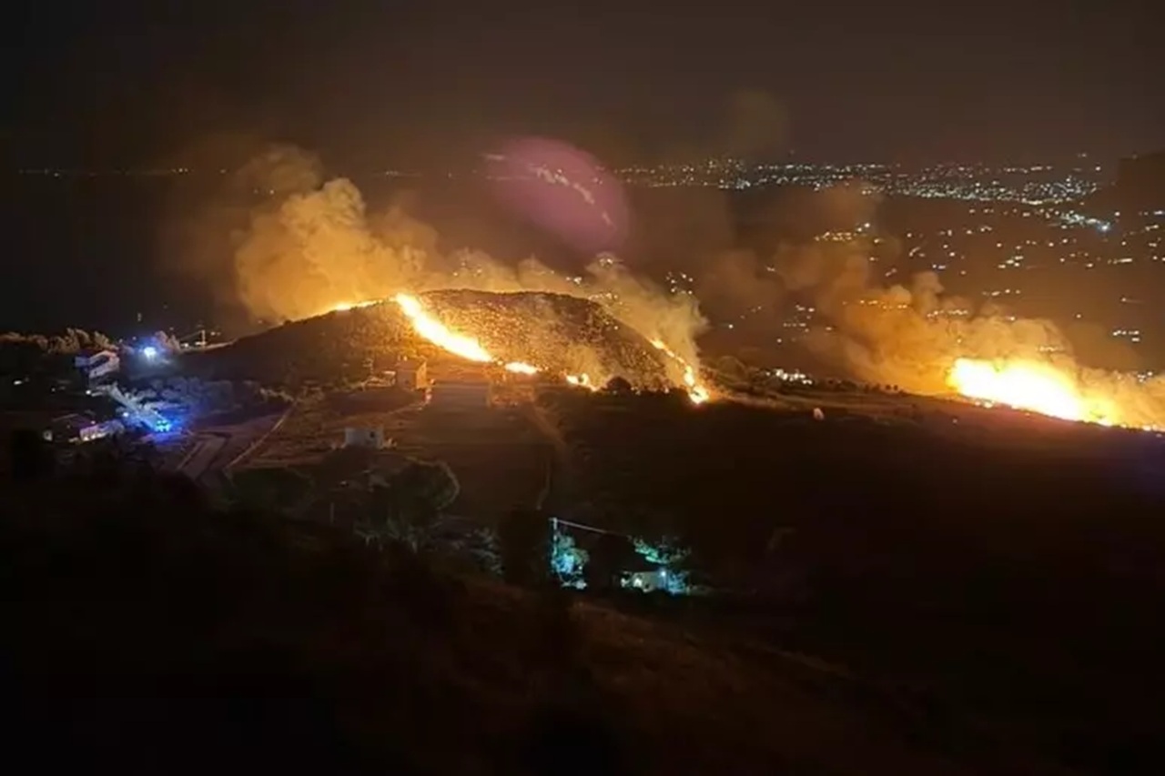 Incendio nella notte a Scopello, fiamme vicino alle abitazioni: residenti evacuati