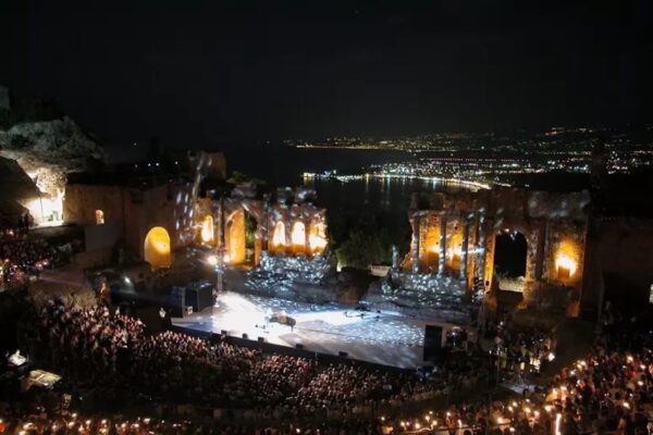 Taormina celebra 50 anni di teatro: al Teatro Antico una notte-evento con i grandi protagonisti della scena