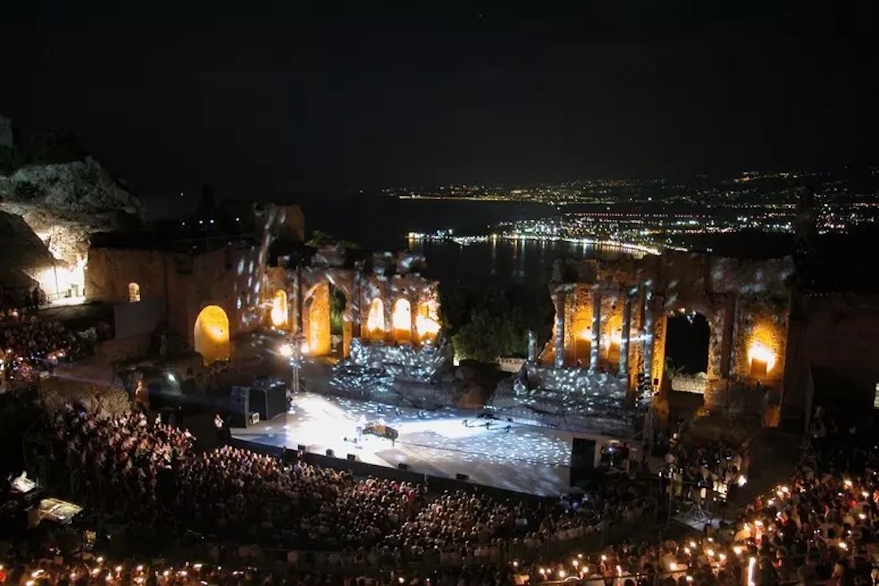 Taormina celebra 50 anni di teatro: al Teatro Antico una notte-evento con i grandi protagonisti della scena