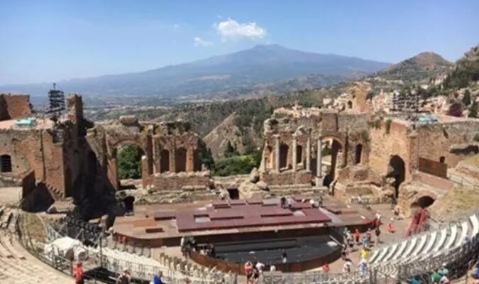 Leo Gullotta escluso dai premi per i 50 anni del teatro a Taormina, Celi chiarisce. De Luca: “Pronti ad accoglierlo”